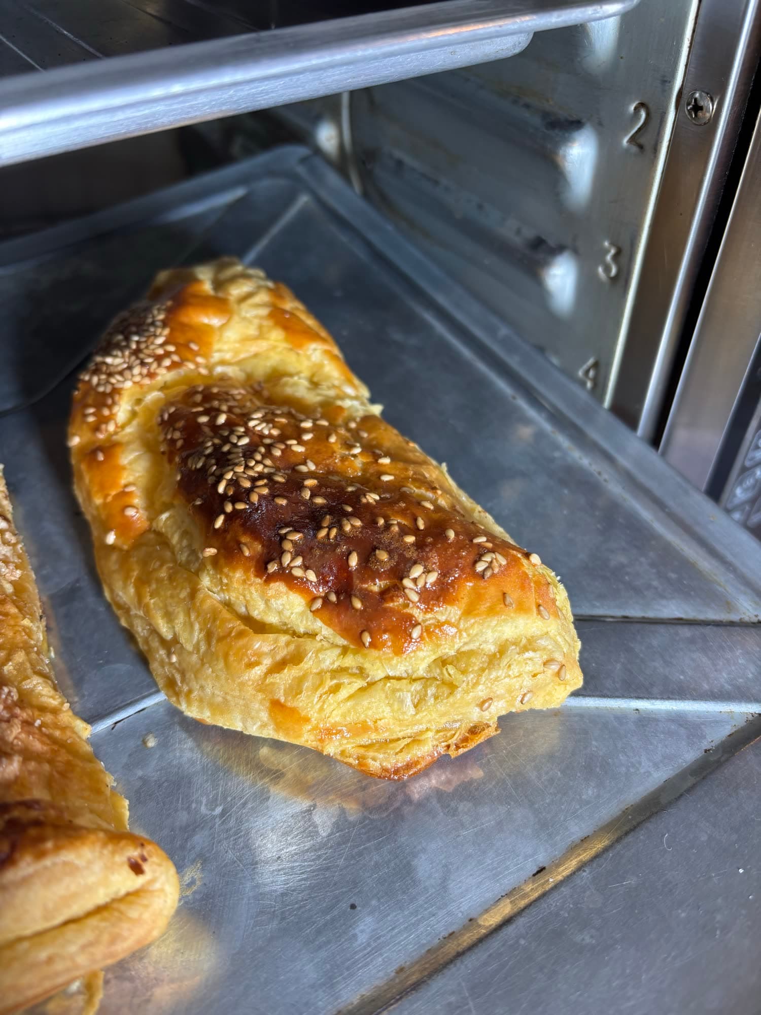 Paste de hojaldre dorándose dentro del horno