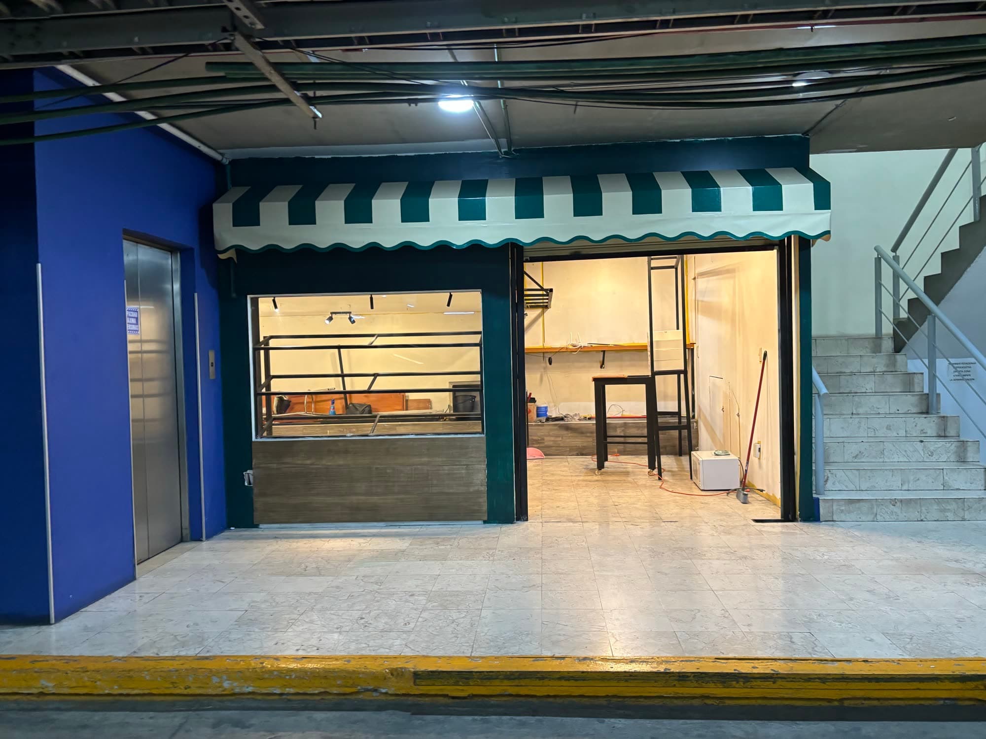 Fachada del local de Las Empanadas en Plaza Torres Lindavista con su toldo verde y crema