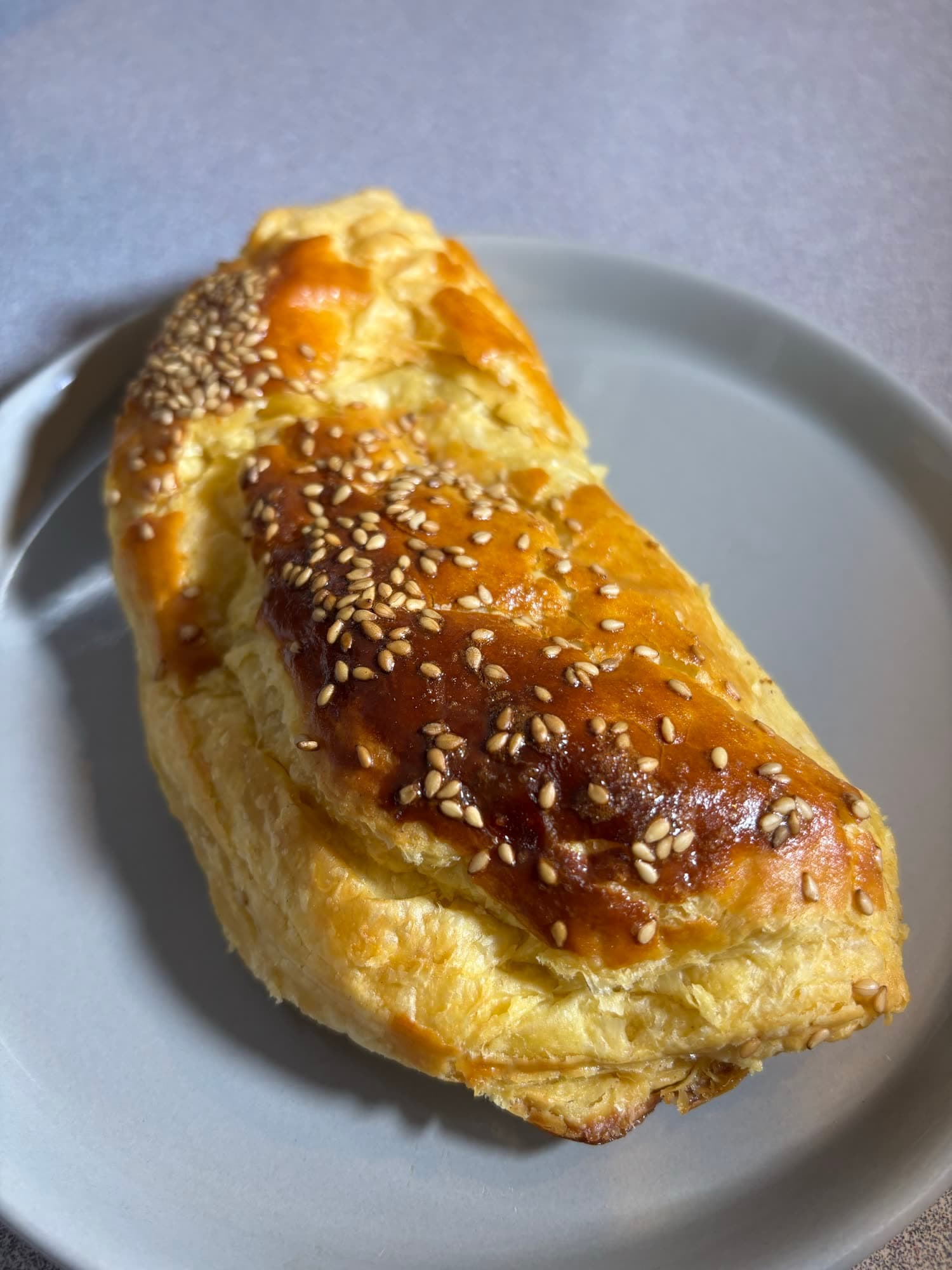 Paste de hojaldre con ajonjolí en un plato